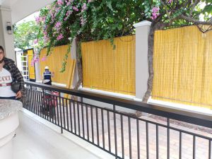 THI CÔNG ỐP HÀNG RÀO BẰNG MÀNH TRE